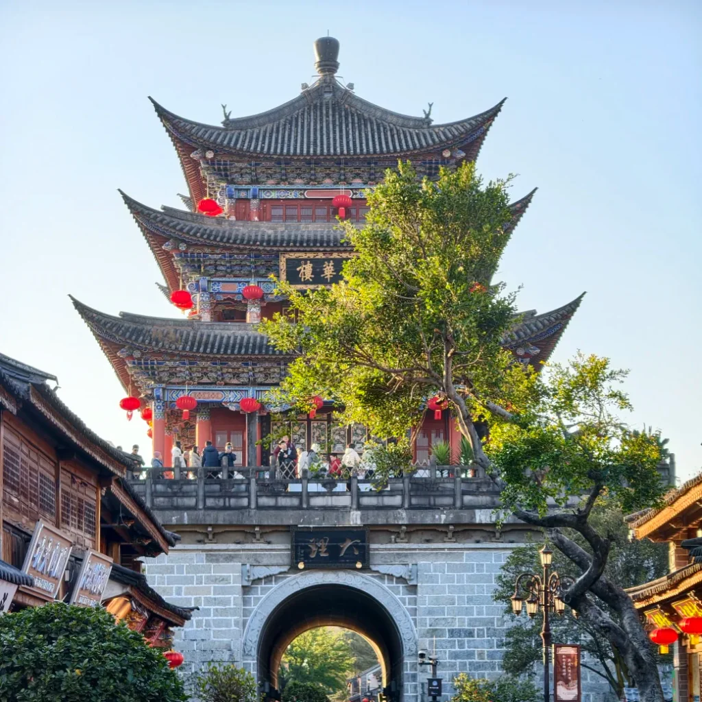 Dali Old Town1 大理古城五華樓,傳統建築與紅燈籠點綴,下方為歷史城門景觀。