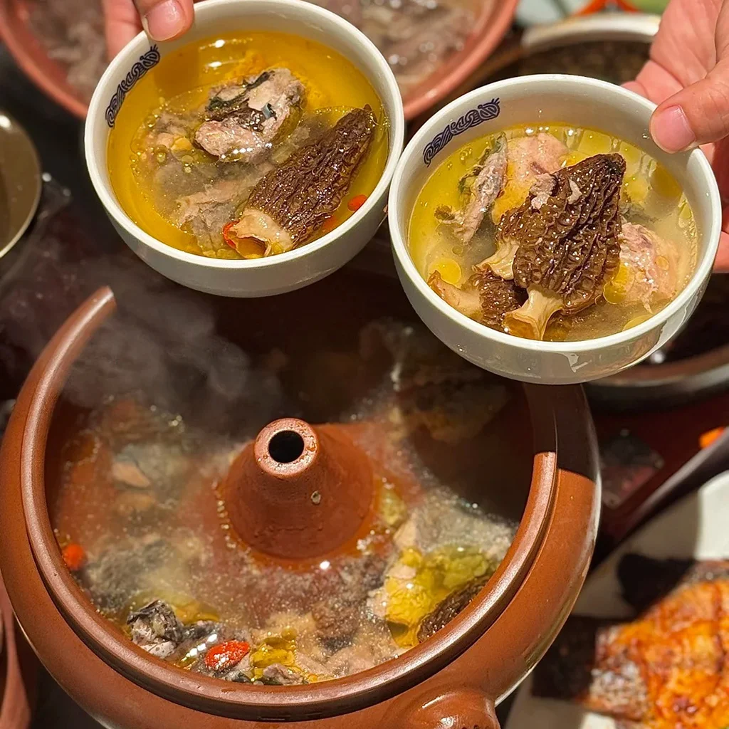 Steamed Chicken in a Clay Pot231 地道建水汽鍋雞,雲南經典料理。嫩雞肉、羊肚菌與枸杞盛於金黃湯汁中,以傳統陶製汽鍋烹製。