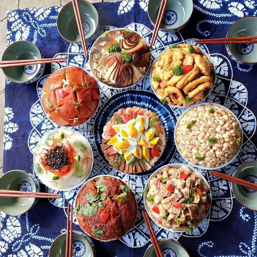 Dali Eight Bowls 道地大理「土八碗」,傳統雲南宴席料理。8 道特色佳餚擺放在藍色扎染桌布上,是白族經典宴席。