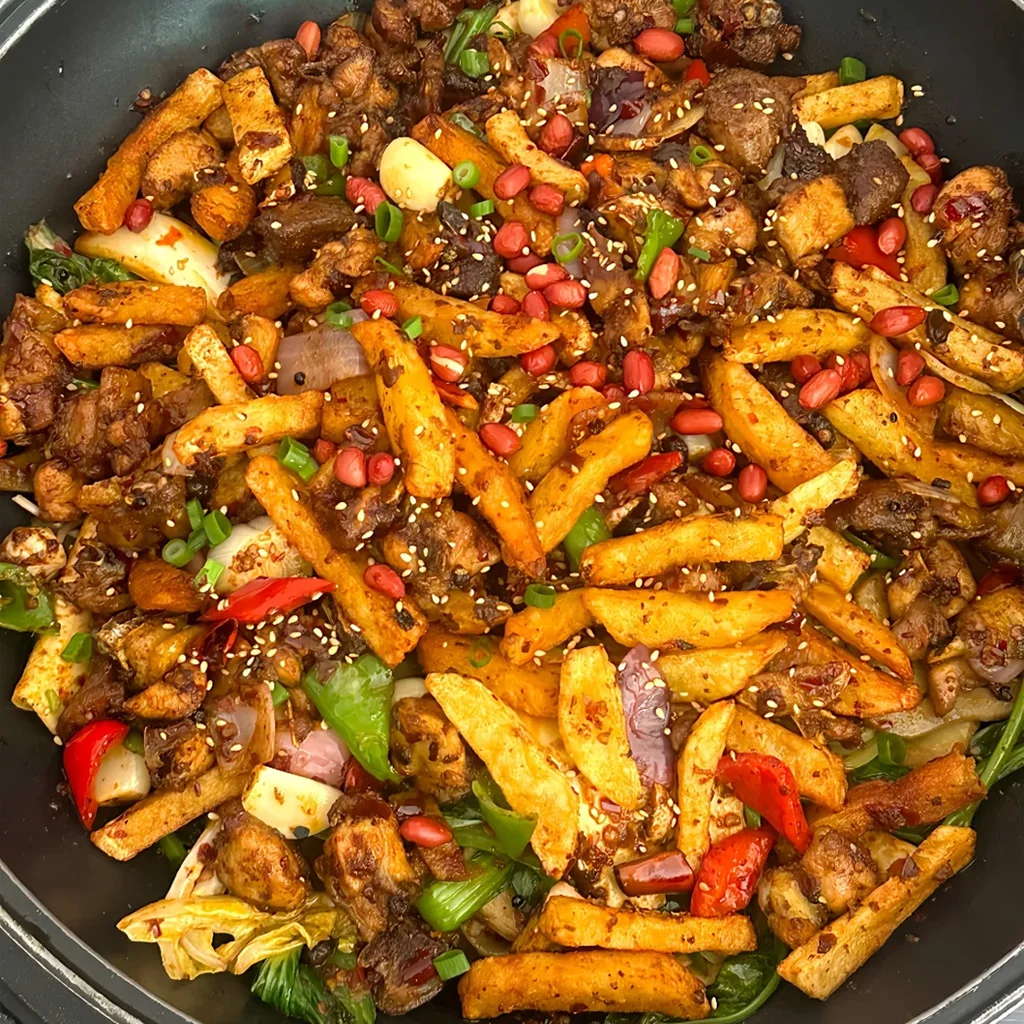 Lijiang Dry Pot Chicken 地道麗江干鍋雞,香辣雲南特色料理。嫩雞肉、酥脆薯條、花生、時蔬,以川味麻辣醬汁爆炒,香氣十足。