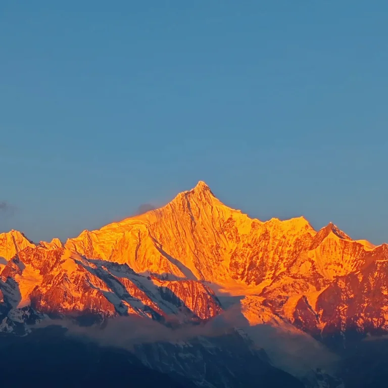 Meili Snow Mountain 香格里拉梅里雪山日照金山絕景,朝陽金光浸染萬年雪域主峰,無人登頂藏地神山聖境,澄藍晴空下金頂輝煌燦爛、氣勢萬千。