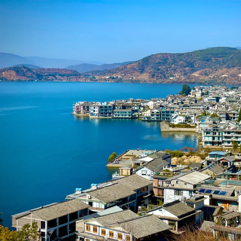 大理洱海雙廊古鎮，洱海岸邊的白族水鄉，湖景民宿、青石板老街與無敵湖山視野，是洱海最具代表性的度假秘境。