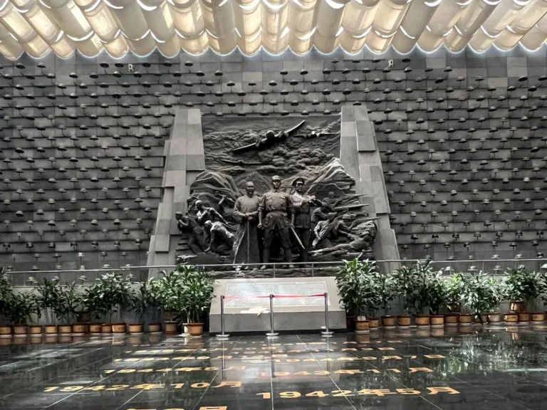 Tengchong National Cemetery 1 騰衝國殤墓園抗戰紀念館大廳,以中央雕塑與滿牆鋼盔為核心,再現滇西抗戰的崢嶸歲月,是對遠征軍將士的莊嚴致敬。