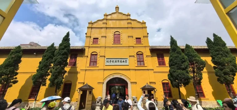 Académie militaire du Yunnan, bâtiment historique de Kunming L'ancien site de l'École militaire de Kunming, dans la province du Yunnan : un bâtiment historique classé de couleur jaune et les visiteurs